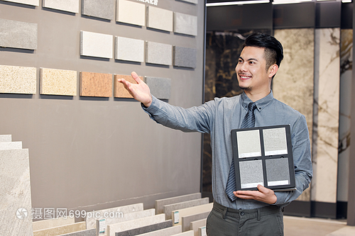 建材家具市场内男导购形象
